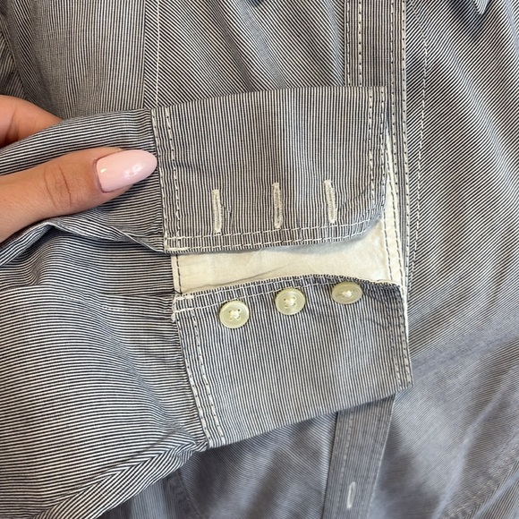 EUC Banana Republic Women’s Stripped Button Down Top - Picture 2 of 5